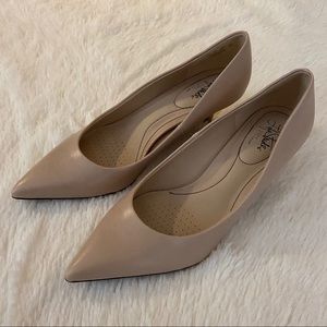Life Stride Pretty Pump in Soft Taupe